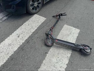 В Челябинске Mitsubishi сбил двух детей на одном самокате