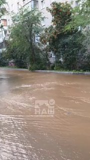 Коммунальная авария затопила улицу Красных Пилотов