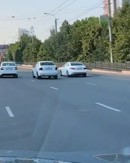 Необычное Вождение: Водитель «Мерседеса» Проехал По Рельсам и Тротуару