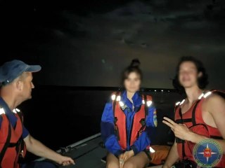 Спасатели нашли подростков, пропавших на плоту на озере